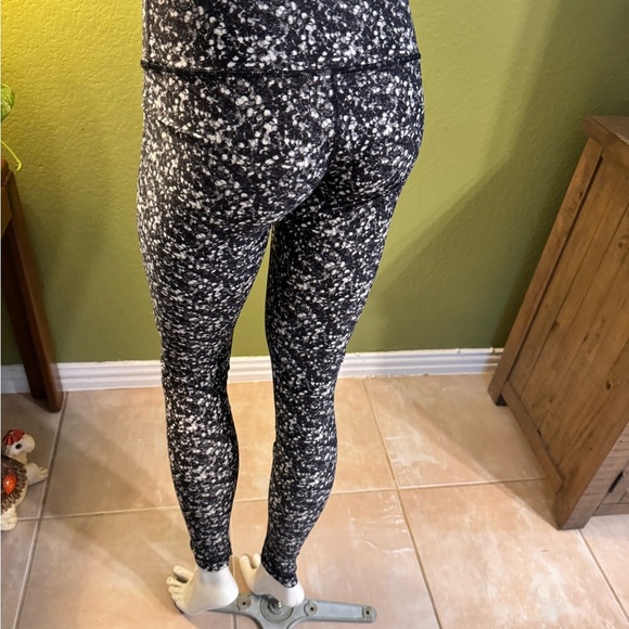 Lululemon Athletica Black and White Speckled Leggings - Picture 11 of 15